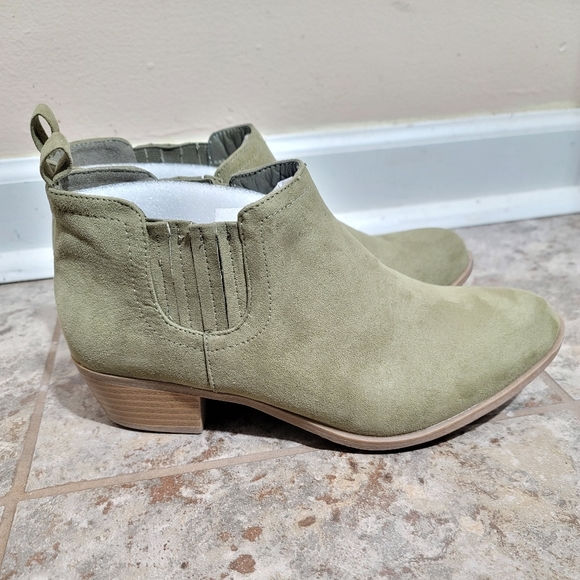 Torrid Olive Green Gore Chelsea Ankle Boot Size 9 NWOB SB2 - Picture 2 of 9